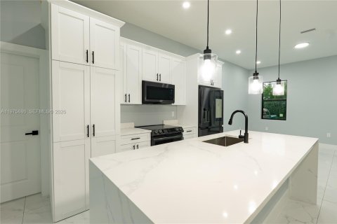 House in Lehigh Acres, Florida 3 bedrooms № 2040047 - photo 3