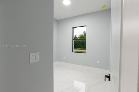 House in Lehigh Acres, Florida 3 bedrooms № 2040047 - photo 9