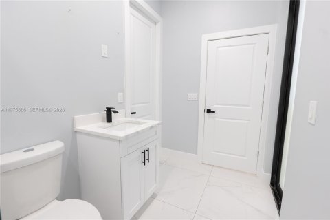 House in Lehigh Acres, Florida 3 bedrooms № 2040047 - photo 16