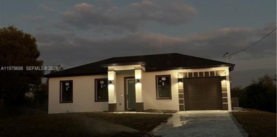 House in Lehigh Acres, Florida 3 bedrooms № 2040047