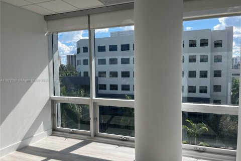 Propiedad comercial en venta en Aventura, Florida № 1783708 - foto 3