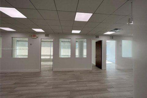 Propiedad comercial en venta en Aventura, Florida № 1783708 - foto 7