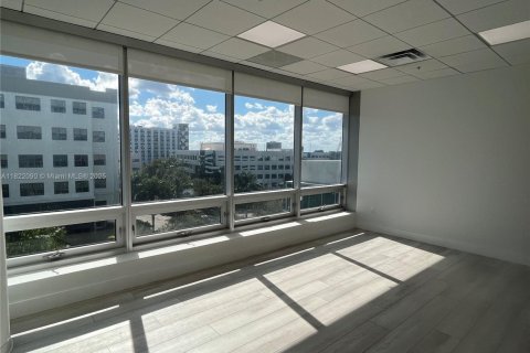 Propiedad comercial en venta en Aventura, Florida № 1783708 - foto 2