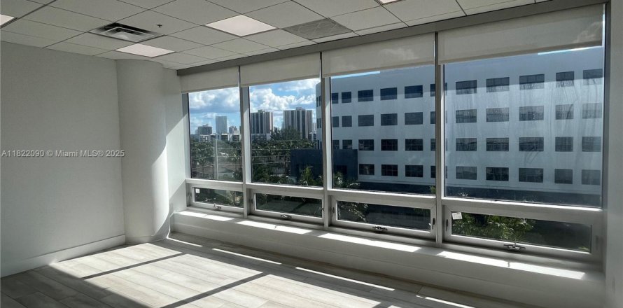 Propiedad comercial en Aventura, Florida № 1783708