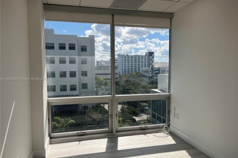 Propiedad comercial en venta en Aventura, Florida № 1783708 - foto 4