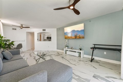 Condo in Surfside, Florida, 2 bedrooms  № 1486957 - photo 20