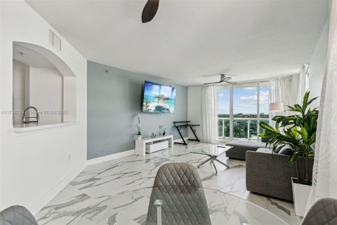 Condo in Surfside, Florida, 2 bedrooms  № 1486957 - photo 17