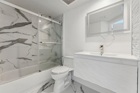 Condo in Surfside, Florida, 2 bedrooms  № 1486957 - photo 30