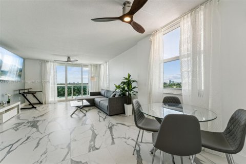Condo in Surfside, Florida, 2 bedrooms  № 1486957 - photo 19