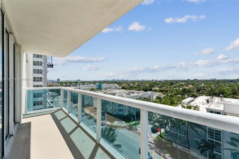 Condo in Surfside, Florida, 2 bedrooms  № 1486957 - photo 13