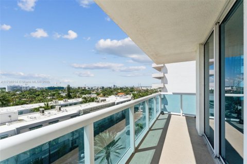 Condo in Surfside, Florida, 2 bedrooms  № 1486957 - photo 12