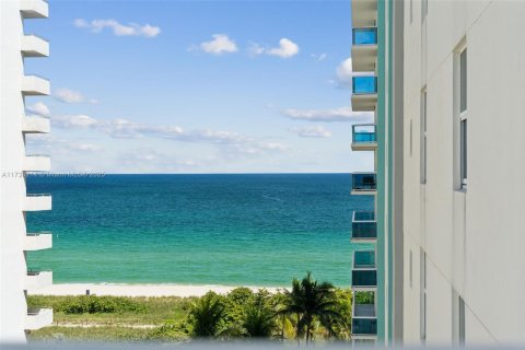 Condo in Surfside, Florida, 2 bedrooms  № 1486957 - photo 14