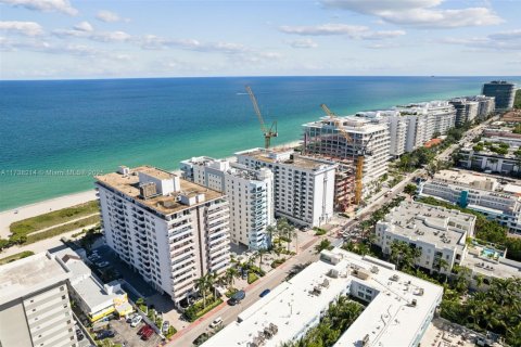 Condo in Surfside, Florida, 2 bedrooms  № 1486957 - photo 3