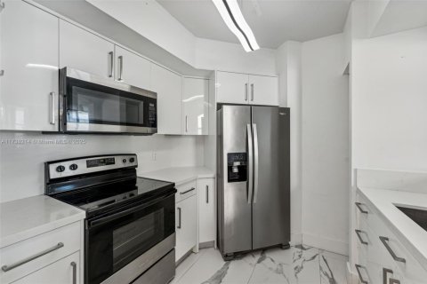 Condo in Surfside, Florida, 2 bedrooms  № 1486957 - photo 21