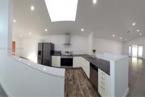 Снять в аренду виллу или дом в Катлер-Бей, Флорида 3 спальни, 108.32м2, № 1995397 - фото 7