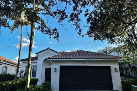 House in Weston, Florida 3 bedrooms, 143.63 sq.m. № 2033893 - photo 2