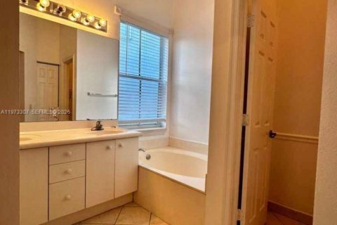 House in Weston, Florida 3 bedrooms, 143.63 sq.m. № 2033893 - photo 15