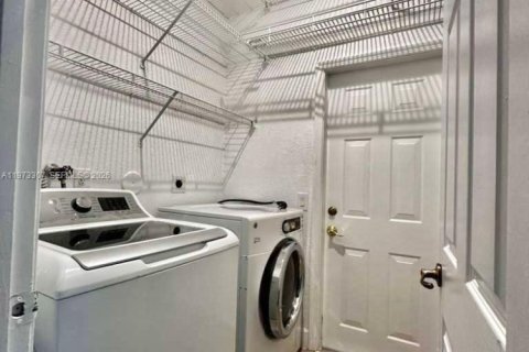 House in Weston, Florida 3 bedrooms, 143.63 sq.m. № 2033893 - photo 17