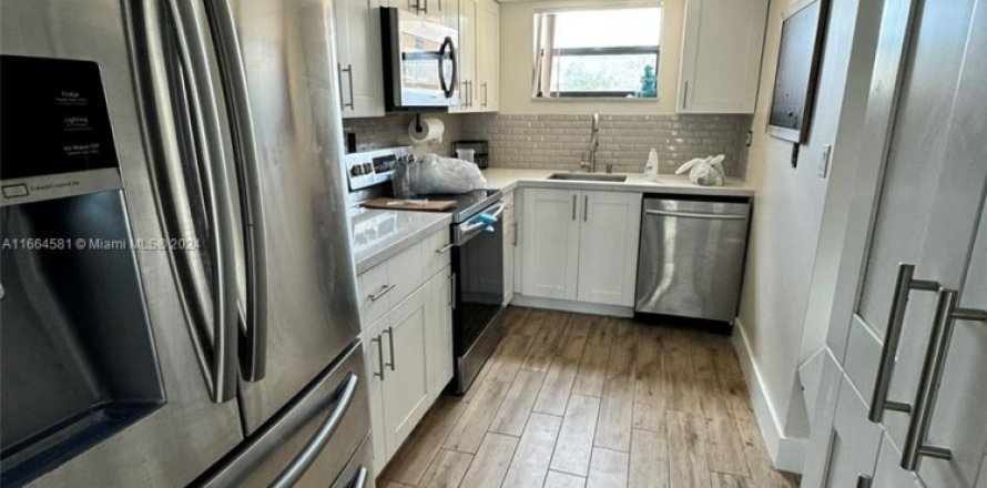 Townhouse in Hialeah, Florida 2 bedrooms, 91.04 sq.m. № 1859788
