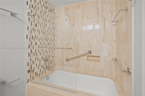 Condominio en venta en Coral Gables, Florida, 1 dormitorio, 73.39 m2 № 2006593 - foto 14