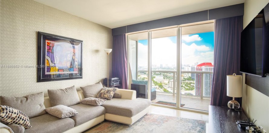 Кондоминиум с 2 спальнями в Халландейл-Бич, Флорида № 1981708