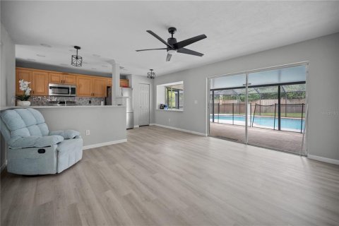 House in Brandon, Florida 3 bedrooms, 166.02 sq.m. № 2393622 - photo 4