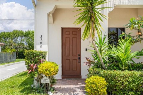 House in Cooper City, Florida 3 bedrooms, 153.66 sq.m. № 2040619 - photo 5