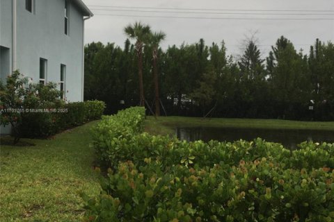 House in Jensen Beach, Florida 3 bedrooms, 167.6 sq.m. № 1762385 - photo 2