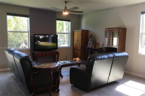 House in Jensen Beach, Florida 3 bedrooms, 167.6 sq.m. № 1762385 - photo 12