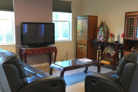 House in Jensen Beach, Florida 3 bedrooms, 167.6 sq.m. № 1762385 - photo 11