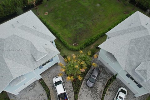 House in Jensen Beach, Florida 3 bedrooms, 167.6 sq.m. № 1762385 - photo 3