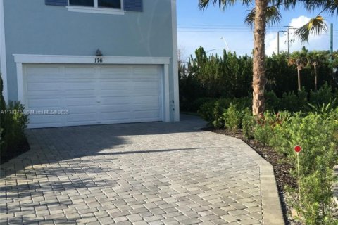 House in Jensen Beach, Florida 3 bedrooms, 167.6 sq.m. № 1762385 - photo 1