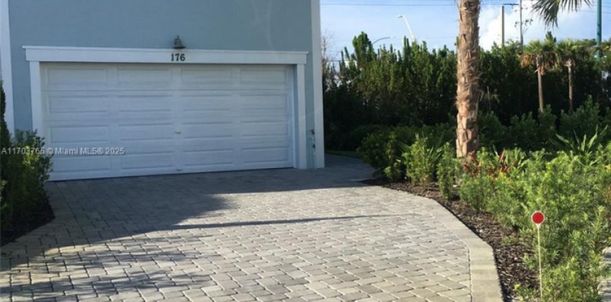 House in Jensen Beach, Florida 3 bedrooms, 167.6 sq.m. № 1762385