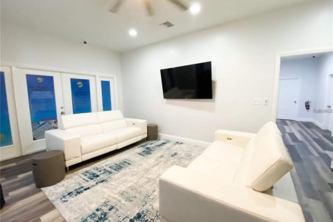 Propiedad comercial en alquiler en Kissimmee, Florida, 642.14 m2 № 1908450 - foto 2