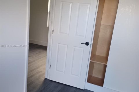 House in Hollywood, Florida 1 bedroom, 58.06 sq.m. № 1975718 - photo 4