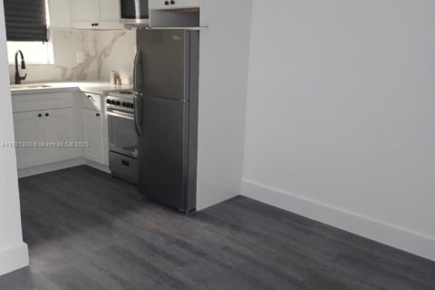 House in Hollywood, Florida 1 bedroom, 58.06 sq.m. № 1975718 - photo 1