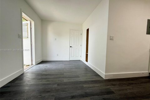 House in Hollywood, Florida 1 bedroom, 58.06 sq.m. № 1975718 - photo 6