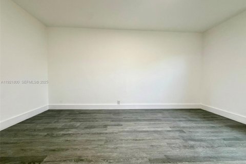 House in Hollywood, Florida 1 bedroom, 58.06 sq.m. № 1975718 - photo 7