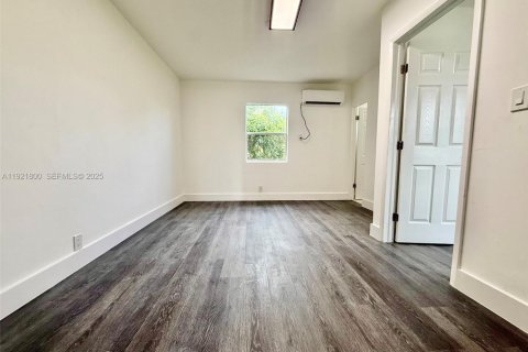 House in Hollywood, Florida 1 bedroom, 58.06 sq.m. № 1975718 - photo 8