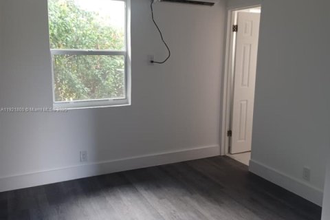 House in Hollywood, Florida 1 bedroom, 58.06 sq.m. № 1975718 - photo 2