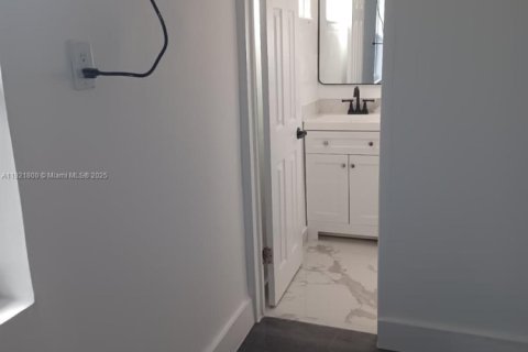 House in Hollywood, Florida 1 bedroom, 58.06 sq.m. № 1975718 - photo 3