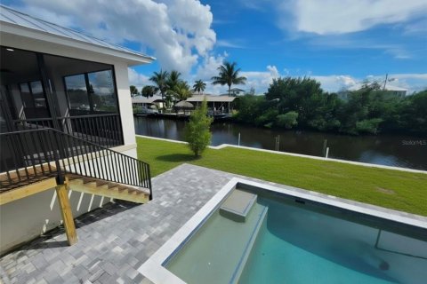 House in Punta Gorda, Florida 4 bedrooms, 247.4 sq.m. № 2347361