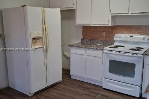 Casa en venta en Hialeah, Florida, 2 dormitorios, 85.01 m2 № 2430110 - foto 3