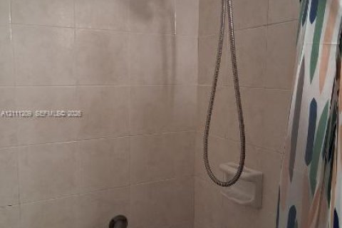 Casa en venta en Hialeah, Florida, 2 dormitorios, 85.01 m2 № 2430110 - foto 5