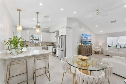 Condo in Delray Beach, Florida, 2 bedrooms № 2416110 - photo 12