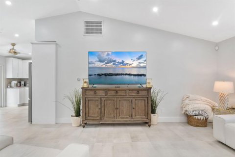 Condo in Delray Beach, Florida, 2 bedrooms № 2416110 - photo 17
