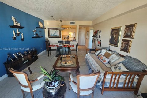 Condo in Coral Gables, Florida, 1 bedroom  № 1865736 - photo 19