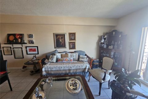 Condo in Coral Gables, Florida, 1 bedroom  № 1865736 - photo 16