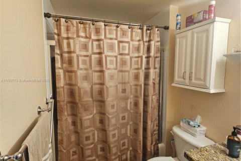 Condo in Coral Gables, Florida, 1 bedroom  № 1865736 - photo 22