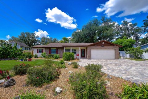House in Brandon, Florida 3 bedrooms, 209.22 sq.m. № 2350138